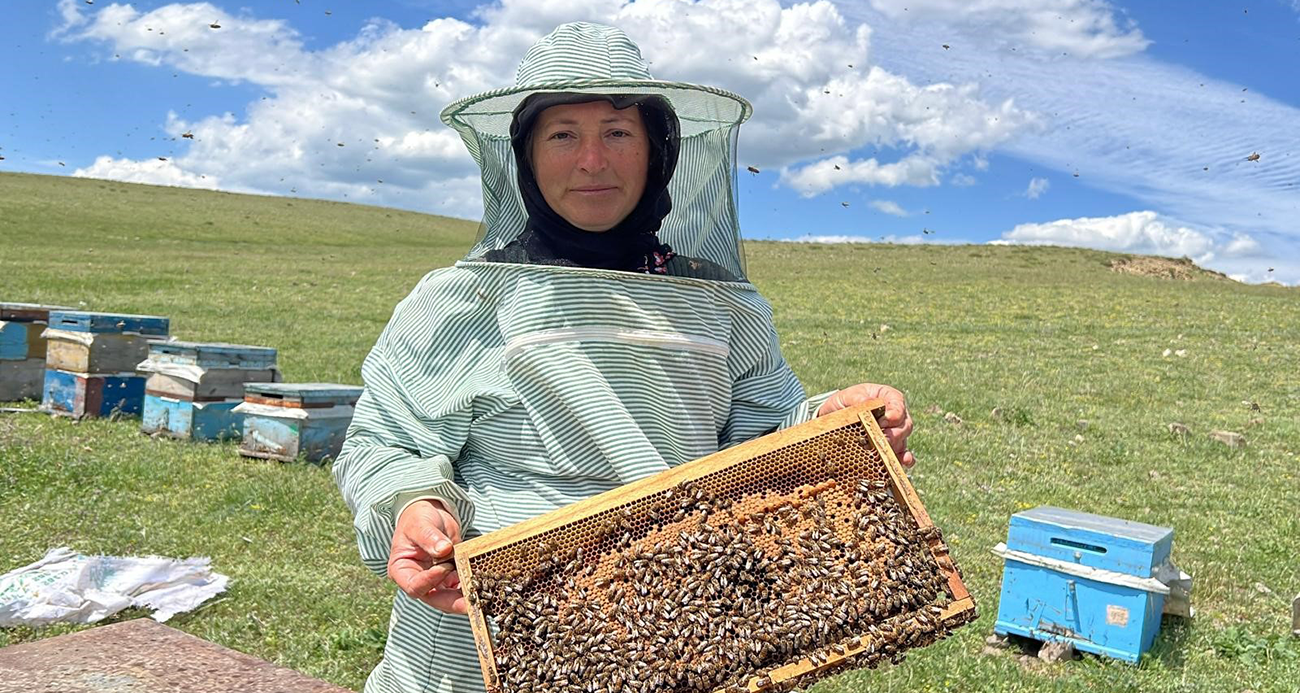 Baba mesleği arıcılığı 21 yıldır eşiyle birlikte yapıyor