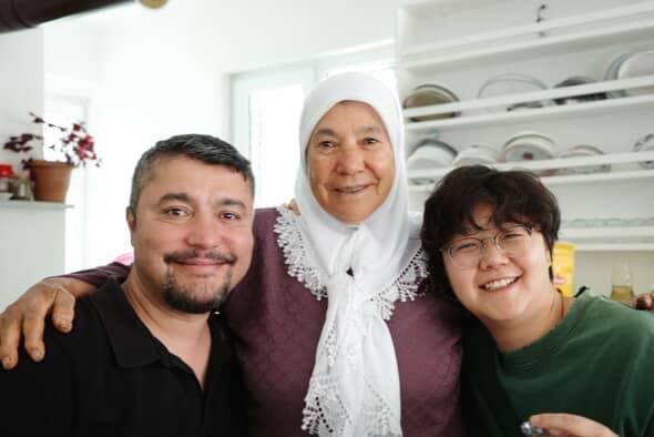 Kaza yapan Çinli kafileyi evinde ağırlayıp, sazla sözle eğlendirdi