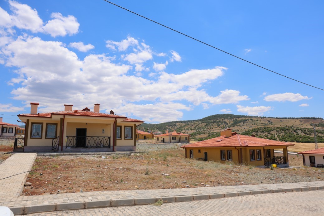 Modern köy evlerinin teslimi sürüyor, bayrama yeni yuvalarında girdiler