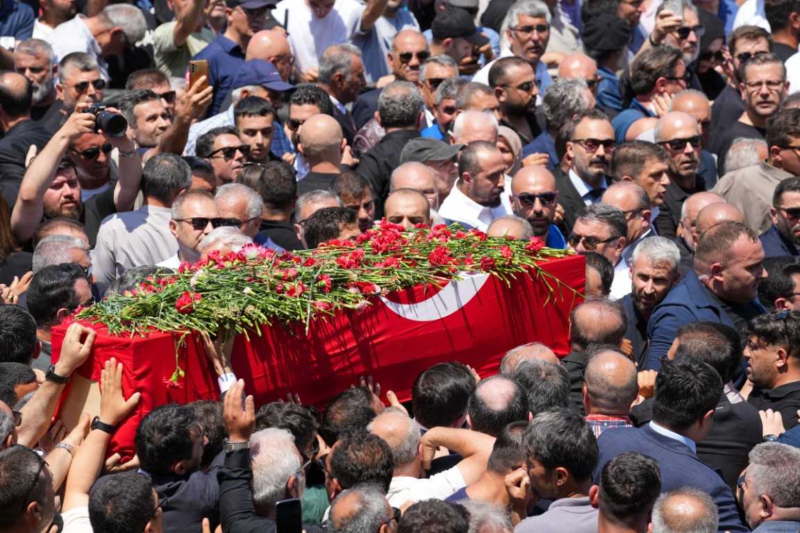 Binlerce kişi Ferdi Zeyrek’i son yolculuğuna uğurladı