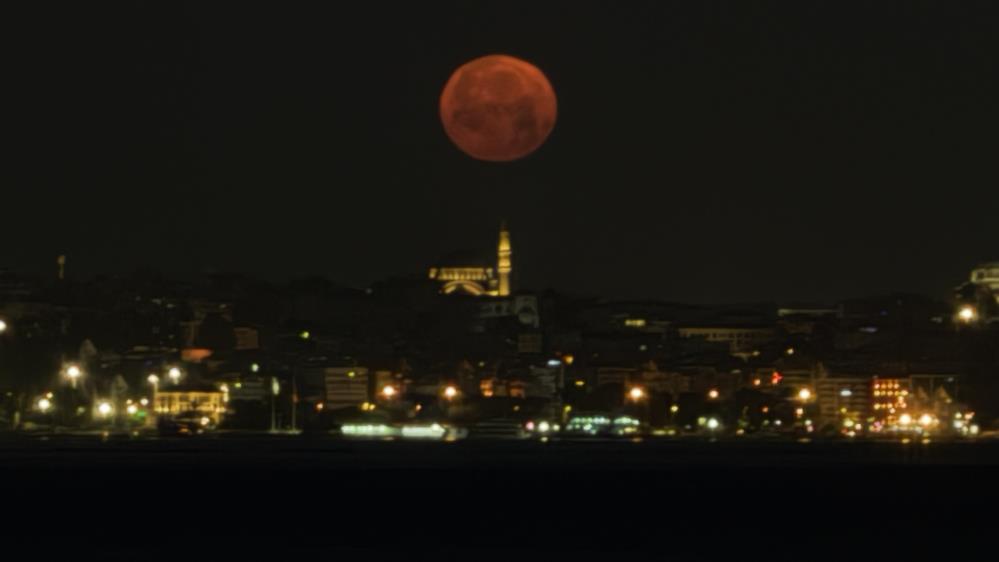 “Çilek Dolunayı” İstanbul Avrupa Yakası’ndan böyle görüntülendi