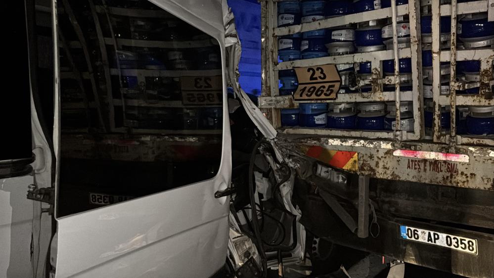 TEM’de can pazarı… Tüp yüklü kamyon ile minibüs çarpıştı: 16 yaralı