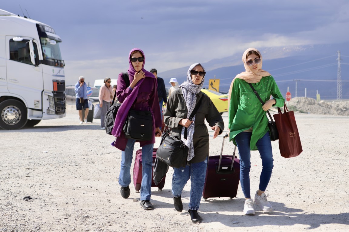 İranlılar Gürbulak Sınır Kapısı’na akın etti: “Savaştan korkmuyoruz, vatanımıza sahip çıkacağız”