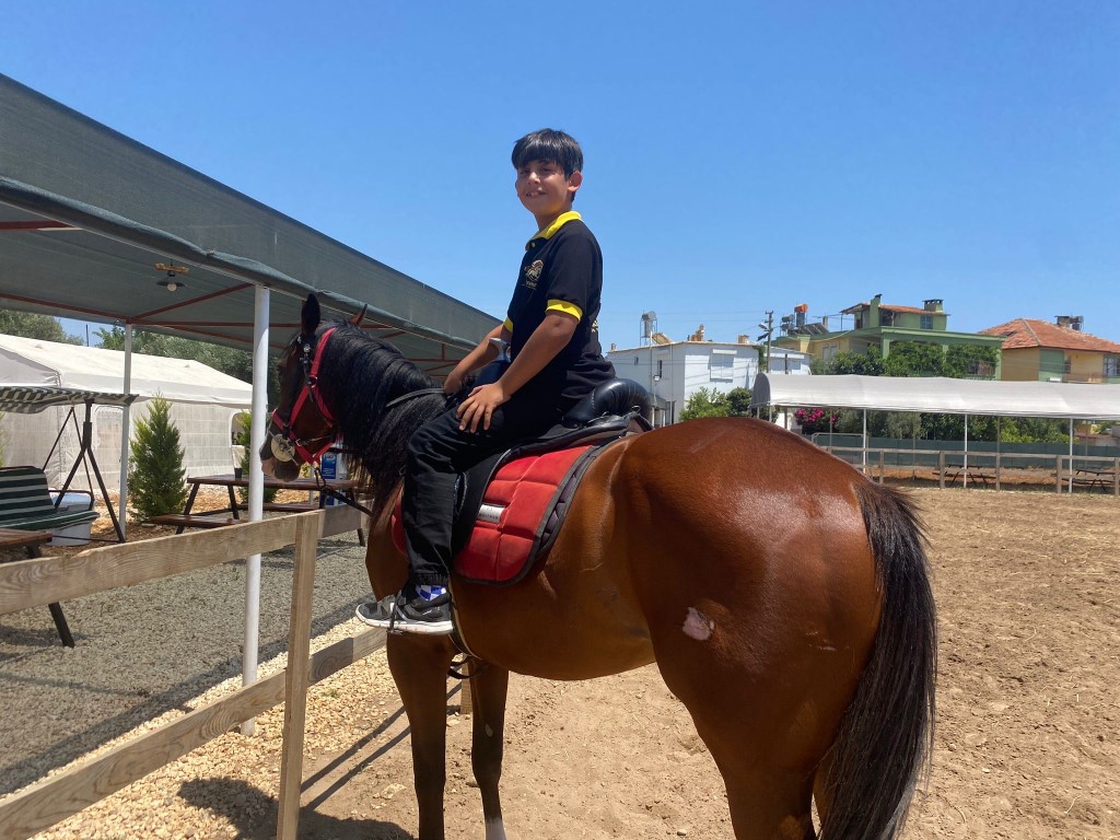 Karnesini almaya atıyla geldi