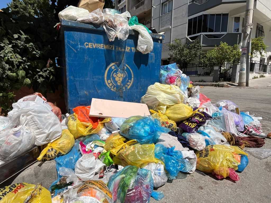 İzmir’de çöp krizi sürüyor: Hastalık riski artıyor!