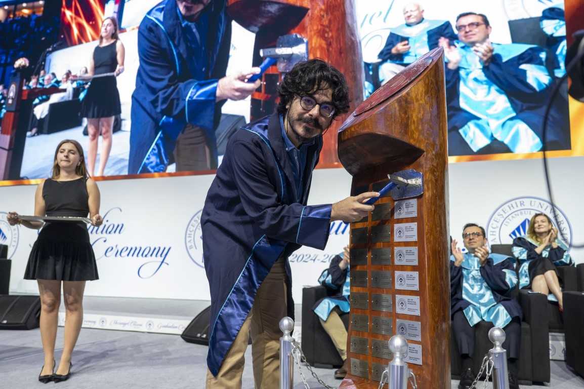 Engel tanımadı önce YKS’de şimdi de üniversitede birinci oldu