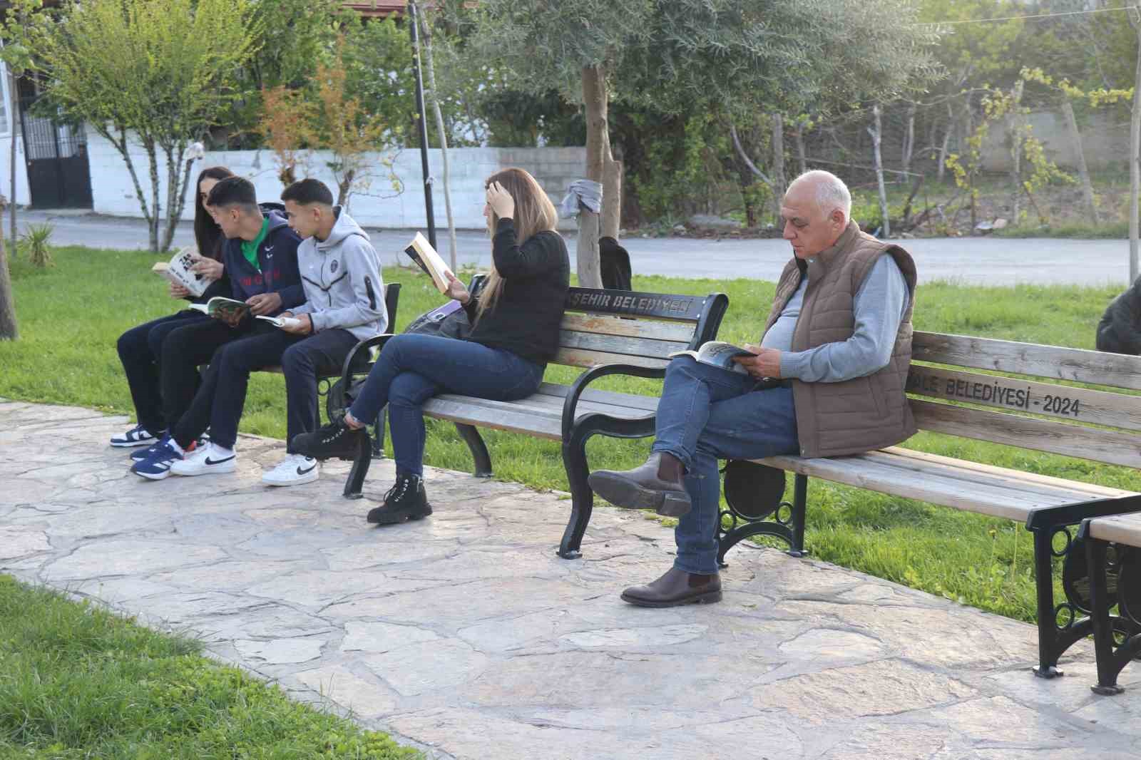 Mahalleli kitap okusun diye muhtarlığı kütüphaneye çevirdi
