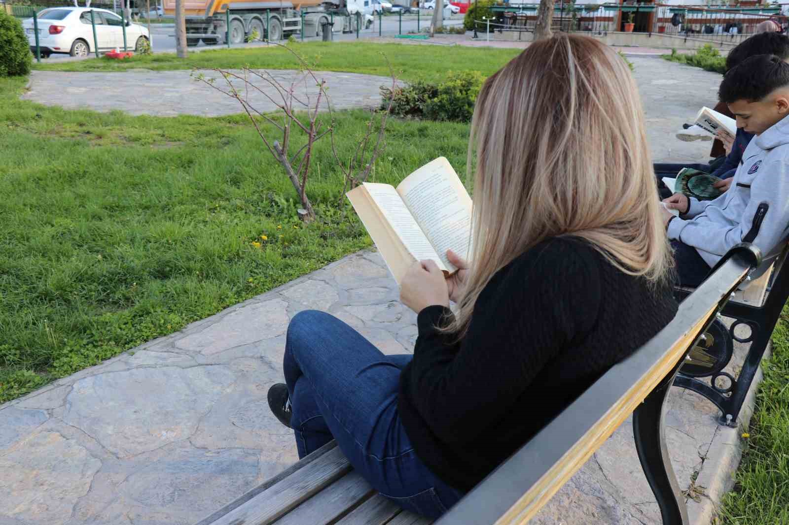 Mahalleli kitap okusun diye muhtarlığı kütüphaneye çevirdi