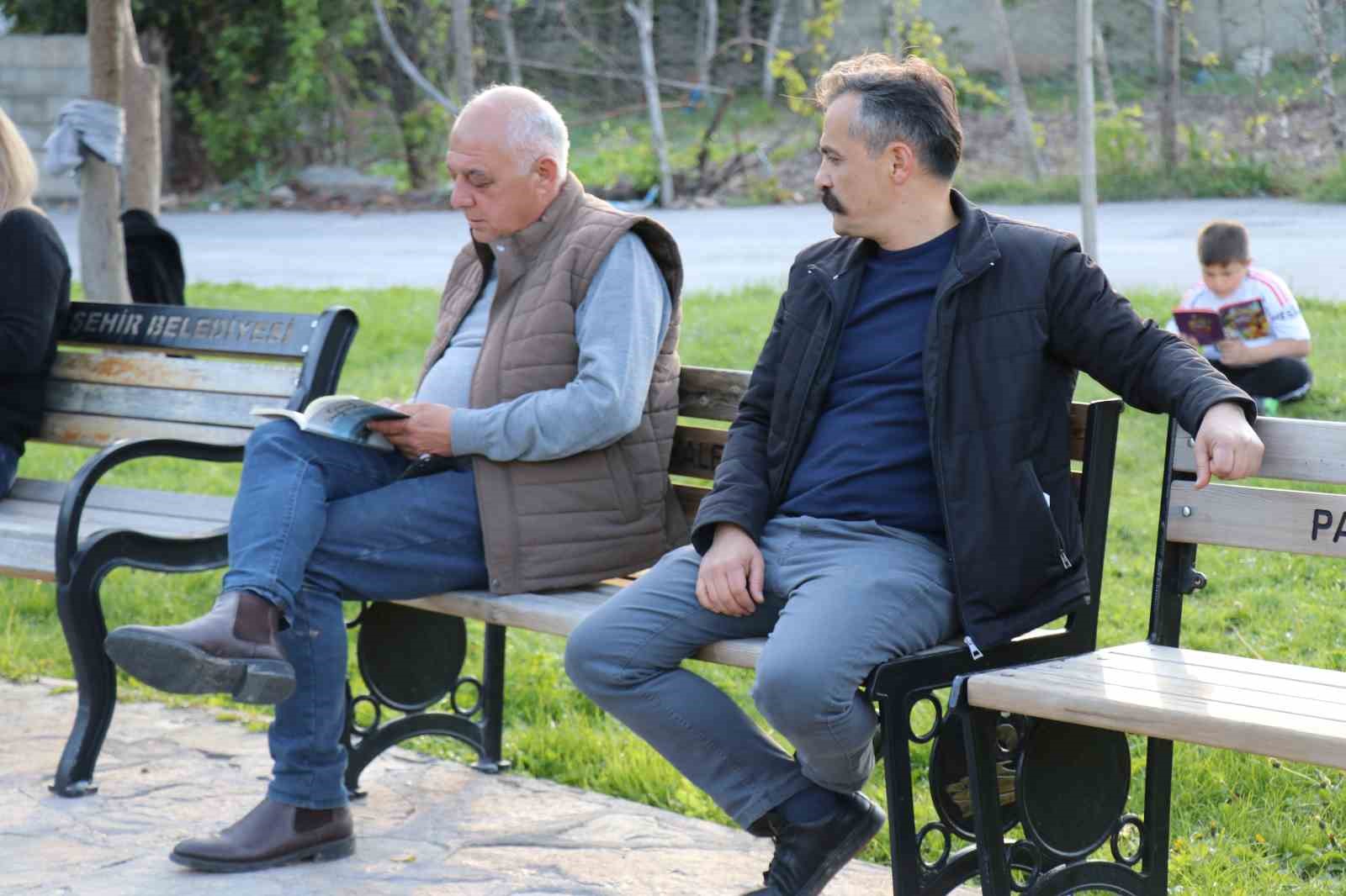 Mahalleli kitap okusun diye muhtarlığı kütüphaneye çevirdi