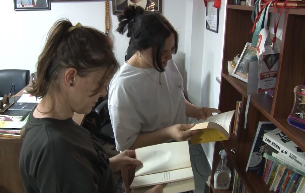 Mahalleli kitap okusun diye muhtarlığı kütüphaneye çevirdi