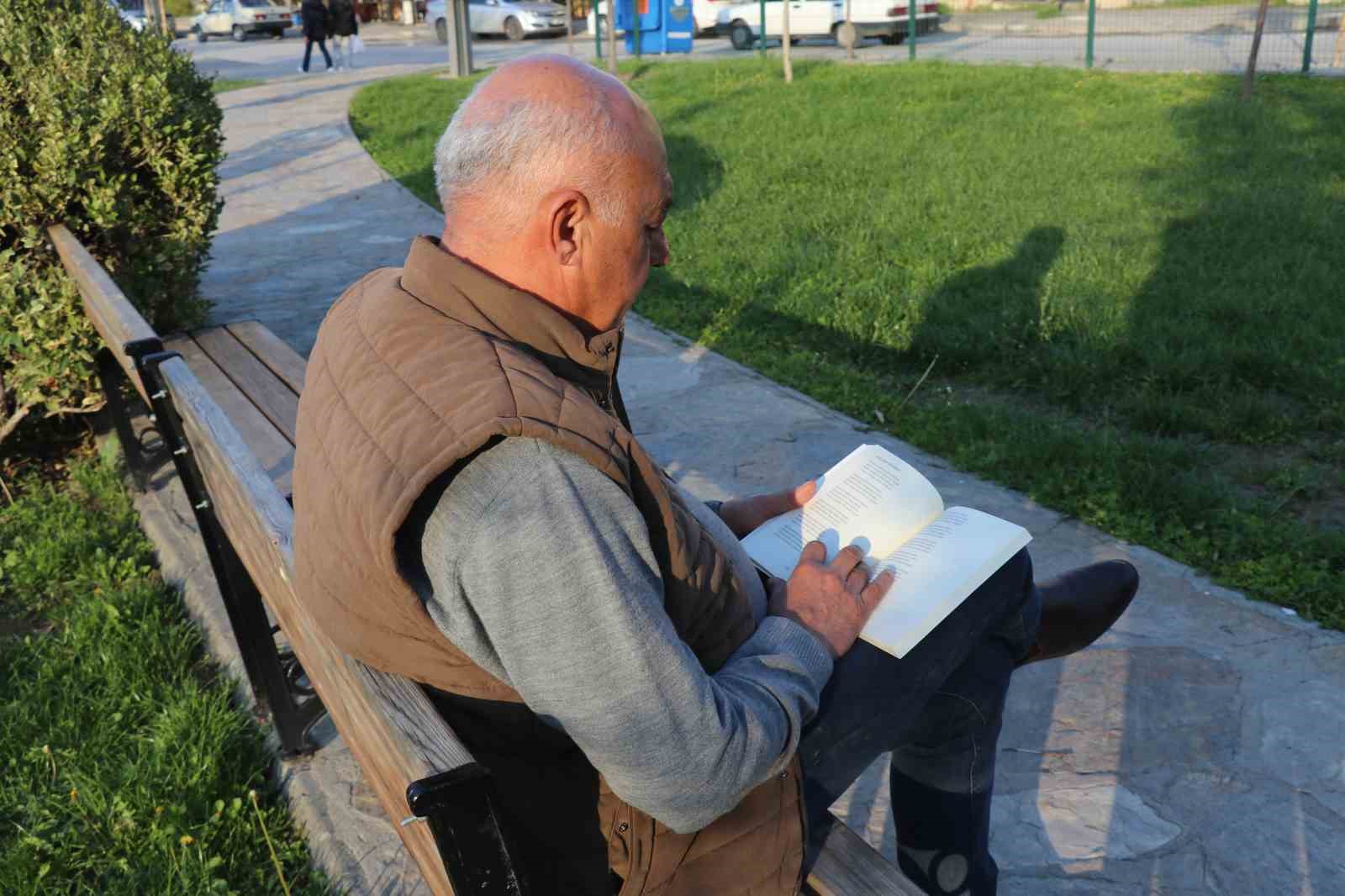 Mahalleli kitap okusun diye muhtarlığı kütüphaneye çevirdi