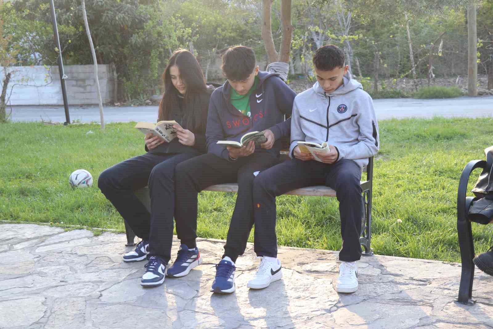 Mahalleli kitap okusun diye muhtarlığı kütüphaneye çevirdi