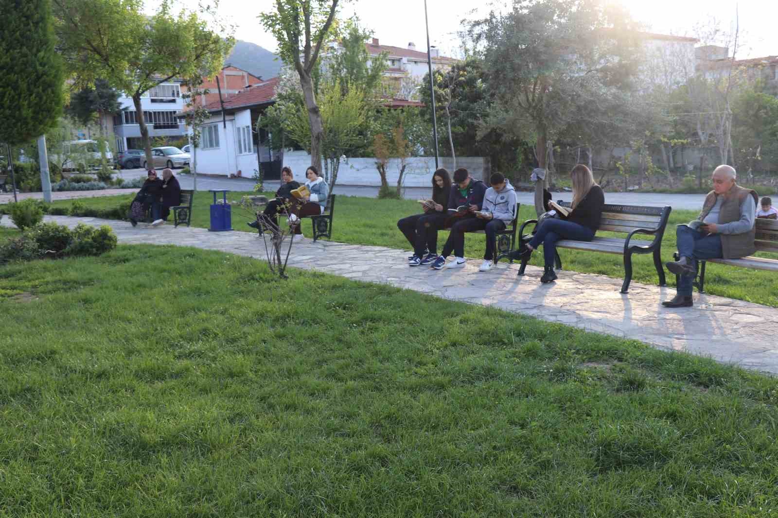 Mahalleli kitap okusun diye muhtarlığı kütüphaneye çevirdi