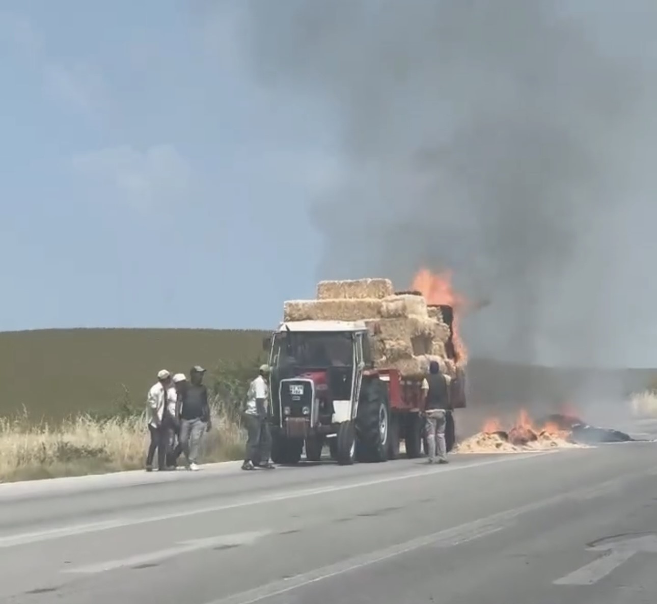 Balya yüklü römorkta yangın çıktı