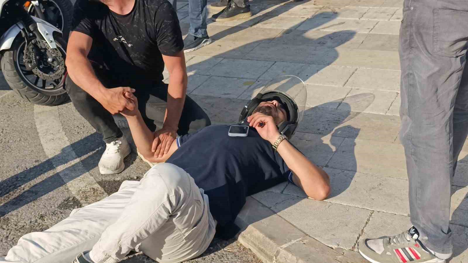 Başını kaldırıma çarpan motosikletli kaskı sayesinde kurtuldu