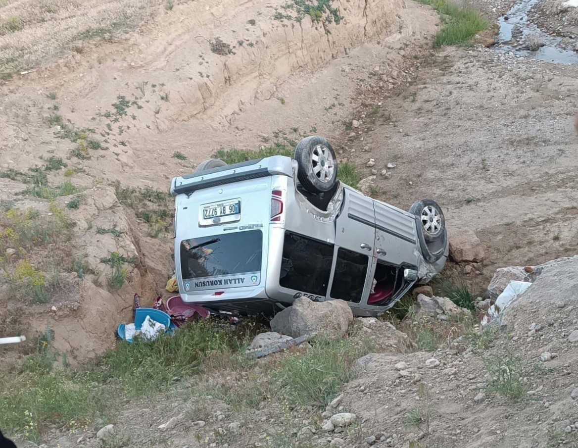 Başkale’de kamyonet dereye uçtu: 2 yaralı