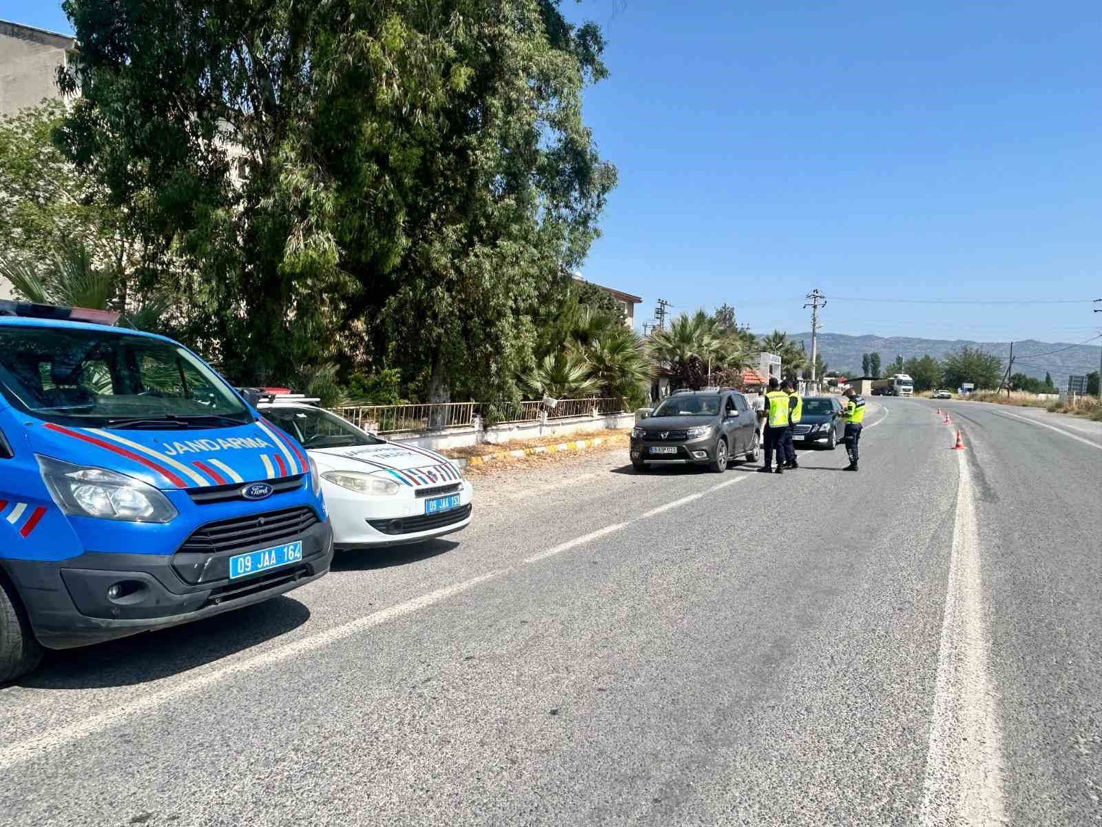 Bayram dönüşü başladı, jandarma yollarda sıkı kontrol yapıyor