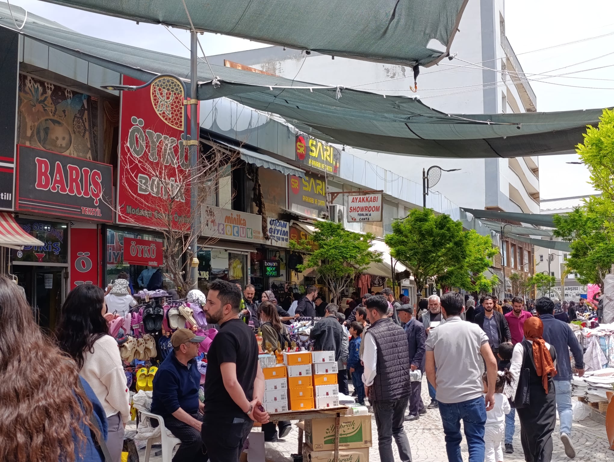 Van’da Bayrama 1 Gün Kala Çarşı ve Sokaklar Dolup Taştı