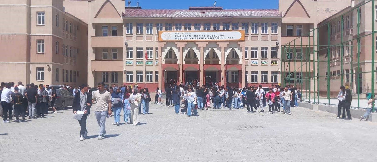 Van’da 305 Bin Öğrenci Karne Heyecanı Yaşadı, Yaz Tatili Başladı