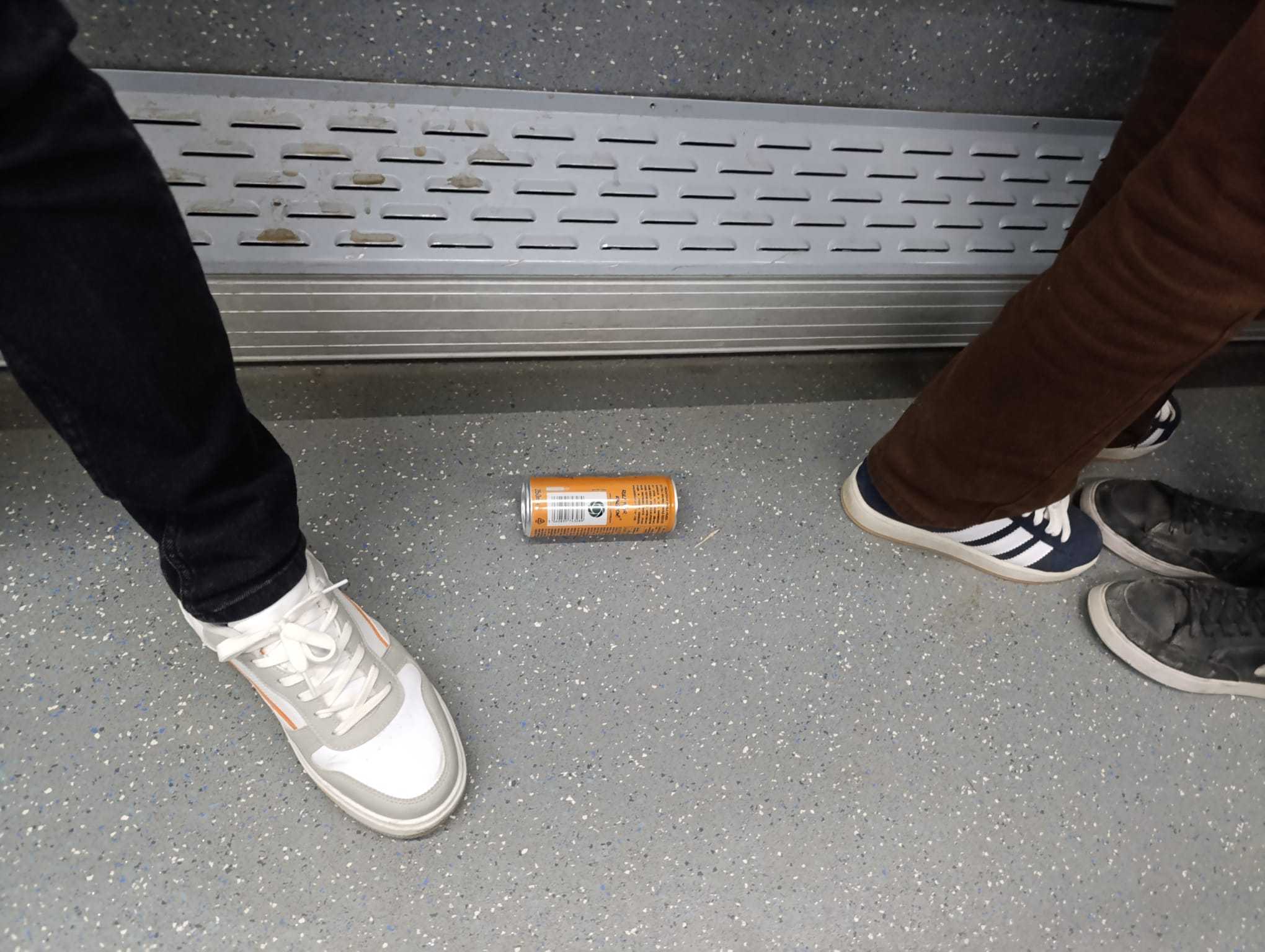 Van’da Çevre Duyarsızlığı: Genç, İçecek Kutusunu Otobüsün İçine Attı