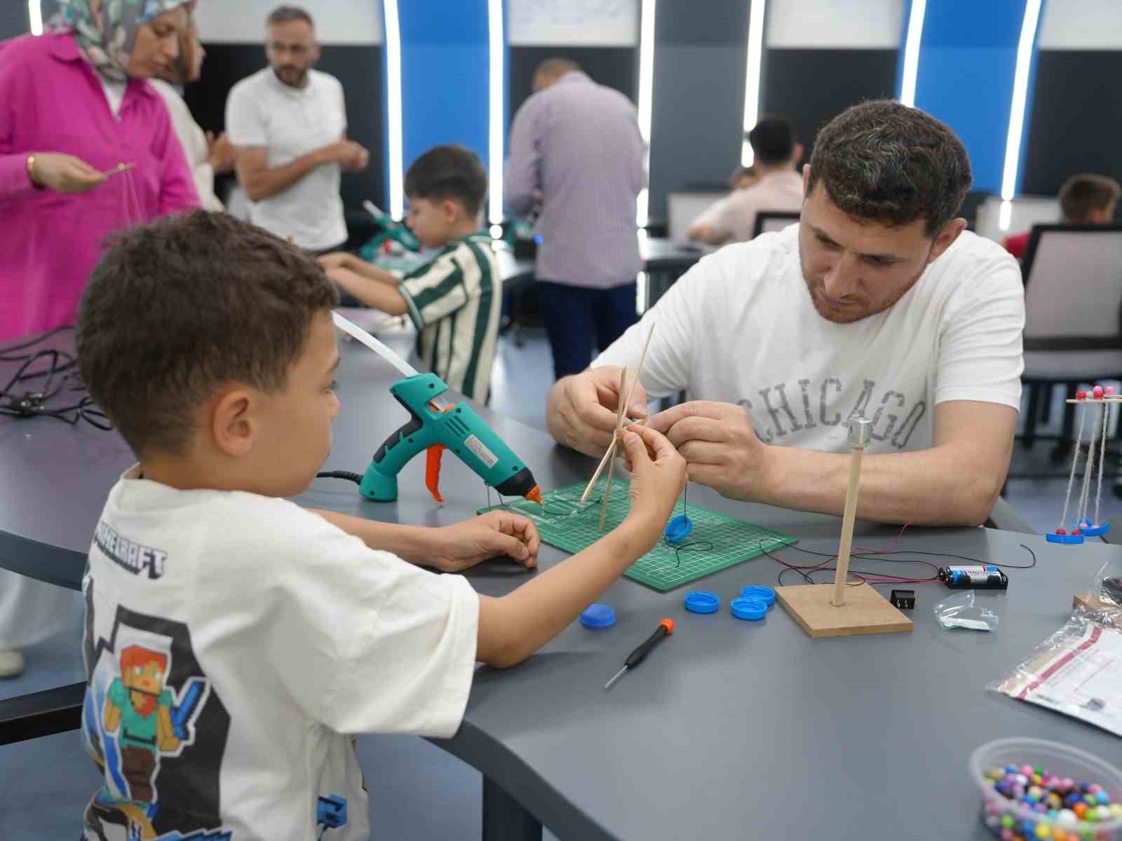 Bilim merkezinde babaları ile birlikte deney yaptılar