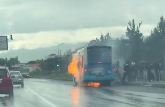 Bir anda alev alan otobüs yolcuları korkuttu
