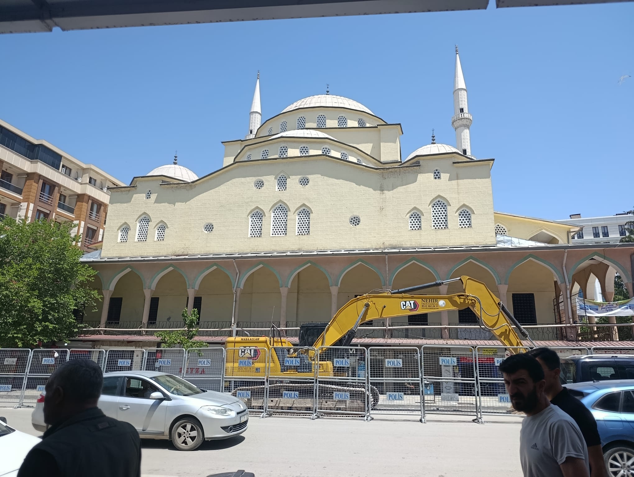 Çalışmalar Başladı: Van’ın Simgelerinden Hz. Ömer Camii Yıkılıyor