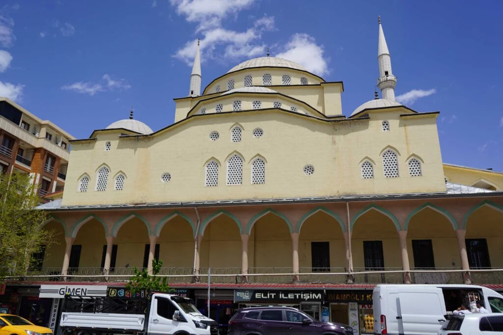 Van’da Hz Ömer Cami Esnafı Yıkım Sürecine Hazırlanıyor