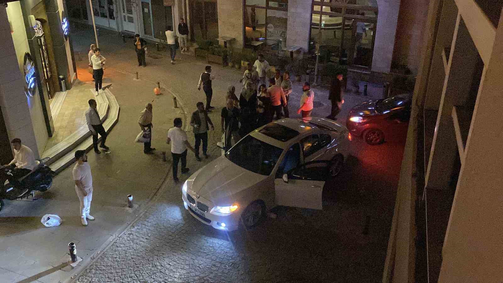 Düğün konvoyundaki kalabalık grup arasında gerginlik yaşandı