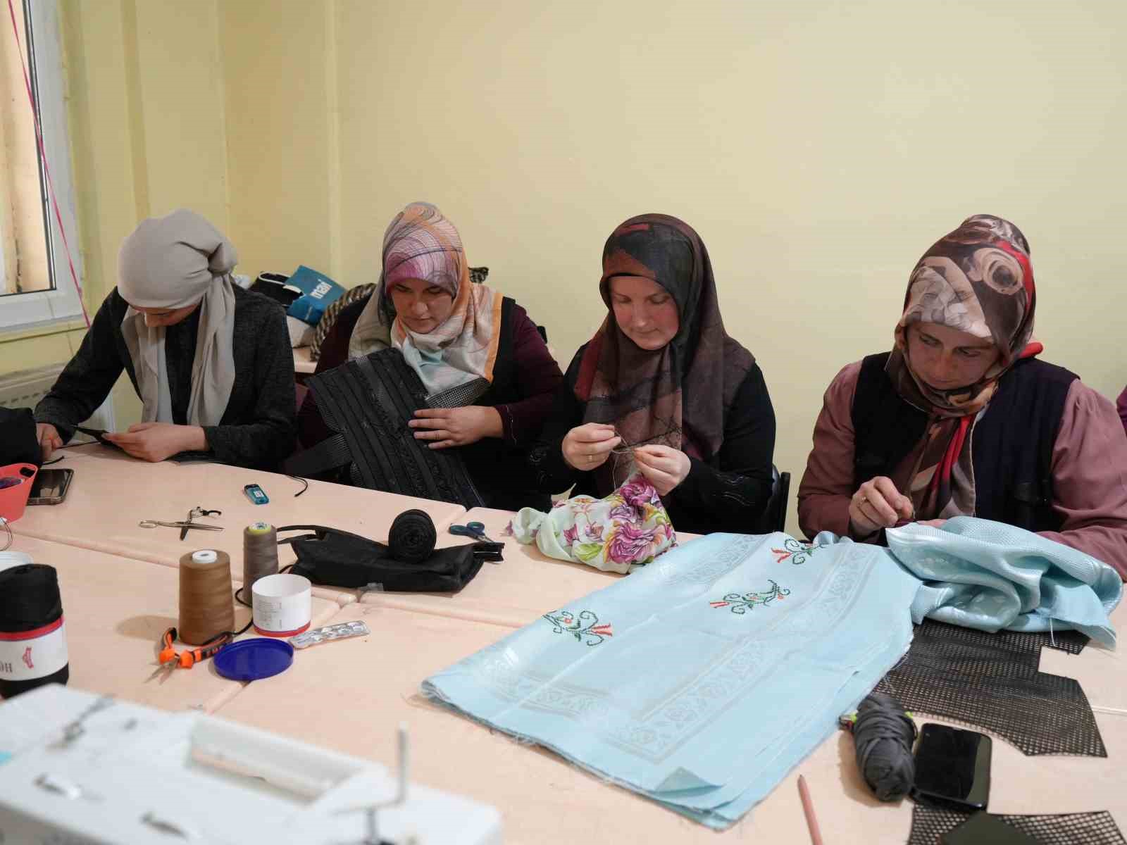 Eski köy okulunda açılan kurs kadınlara umut oldu: Hem öğreniyorlar hem para kazanıyorlar
