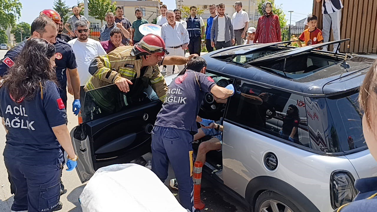 Direksiyon başında nöbet geçiren sürücü, bariyerlere çarparak durabildi