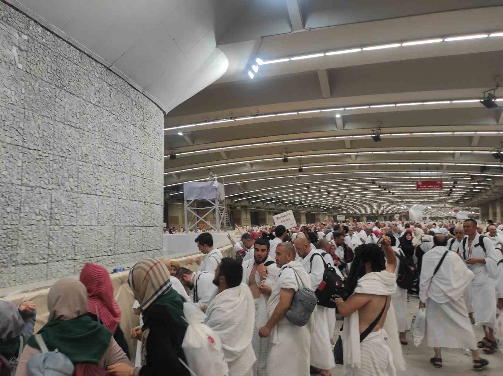 Dualar Arafat’ta Yükseldi, 1.8 Milyon Müslüman Hacı oldu