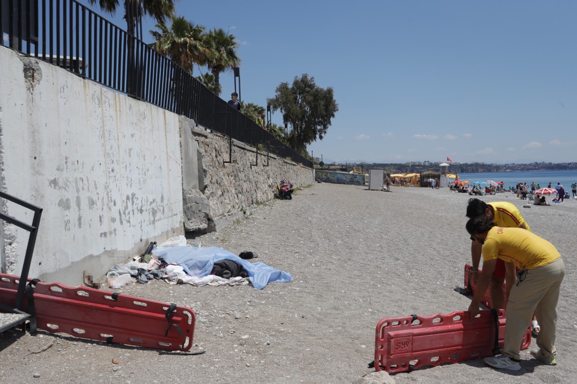 Evsiz adam sahilde ölü bulundu