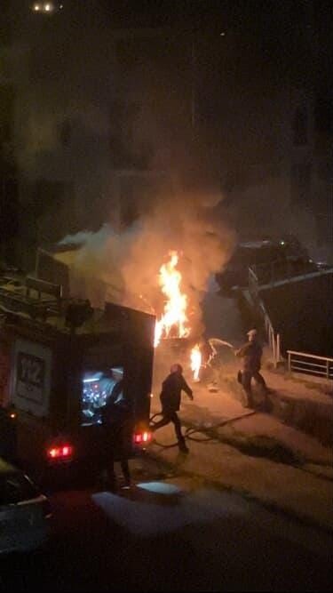 Park halindeki minibüs alev aldı