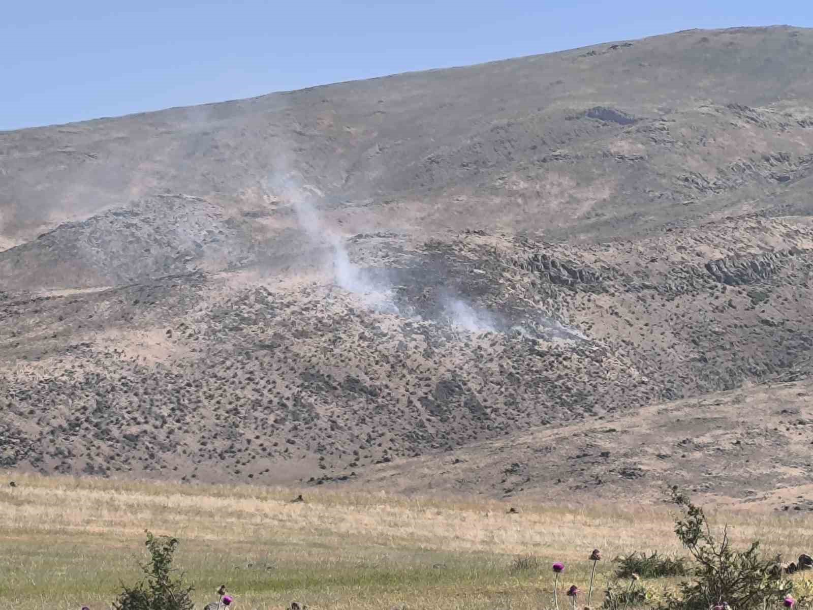 Muradiye’de boş arazide yangın çıktı