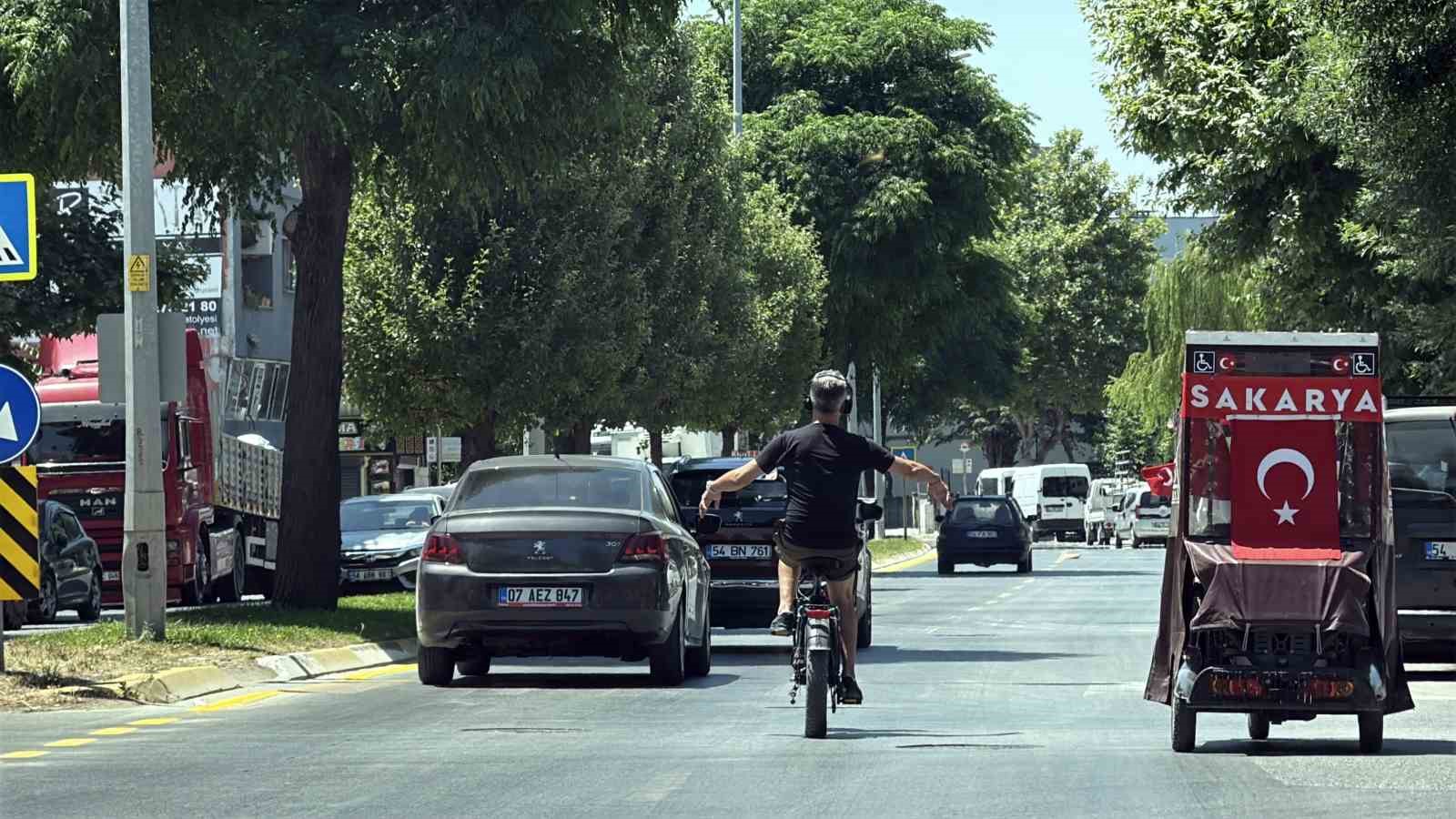 Elektrikli Bisiklet Sürücüsünden Tehlikeli Dans