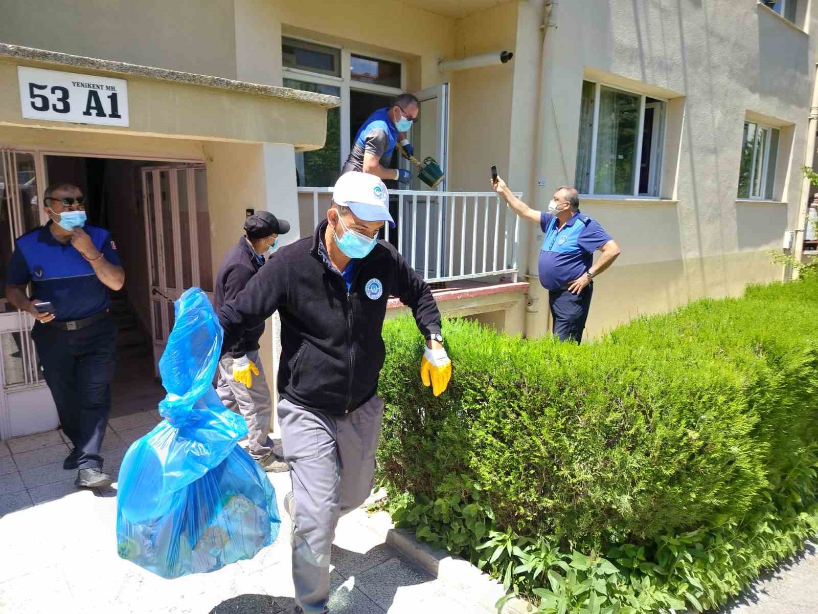 Emekli doktorun çöp eve dönen dairesi temizlendi