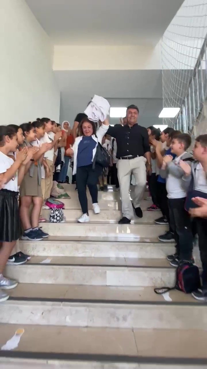 Emekliye ayrılan 46 yıllık öğretmene duygusal veda