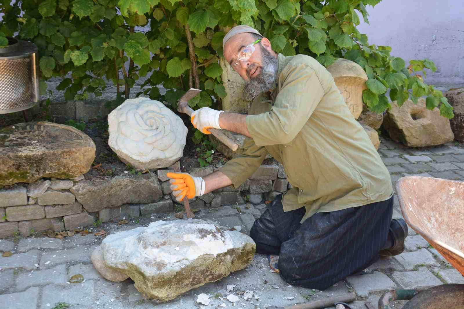 Evinin bahçesini, Türk-İslam Eserleri Müzesi’ne çevirdi