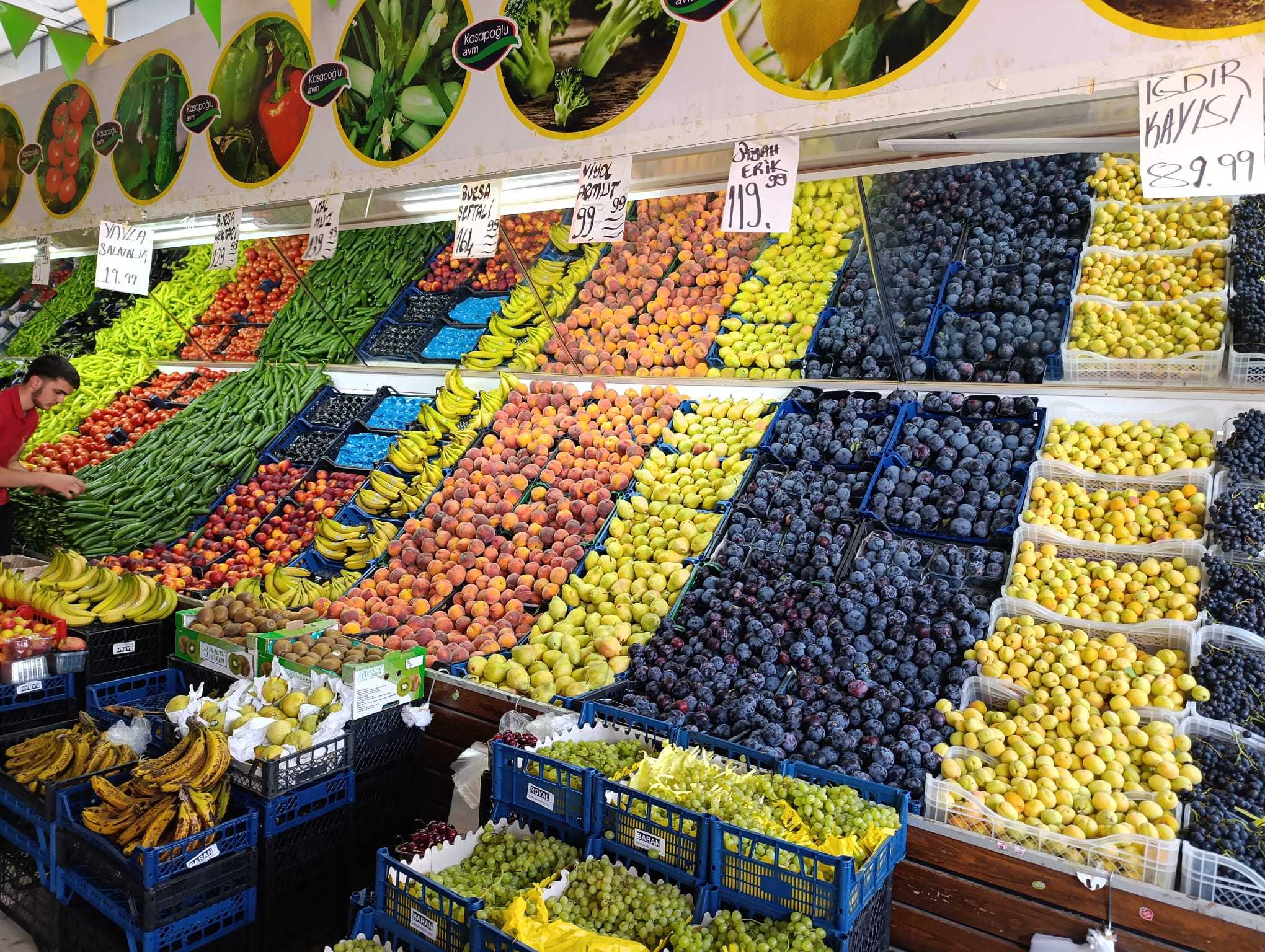 Van’da Meyve Fiyatları Zirvede: Şeftali 165 TL, Muz 140 TL!