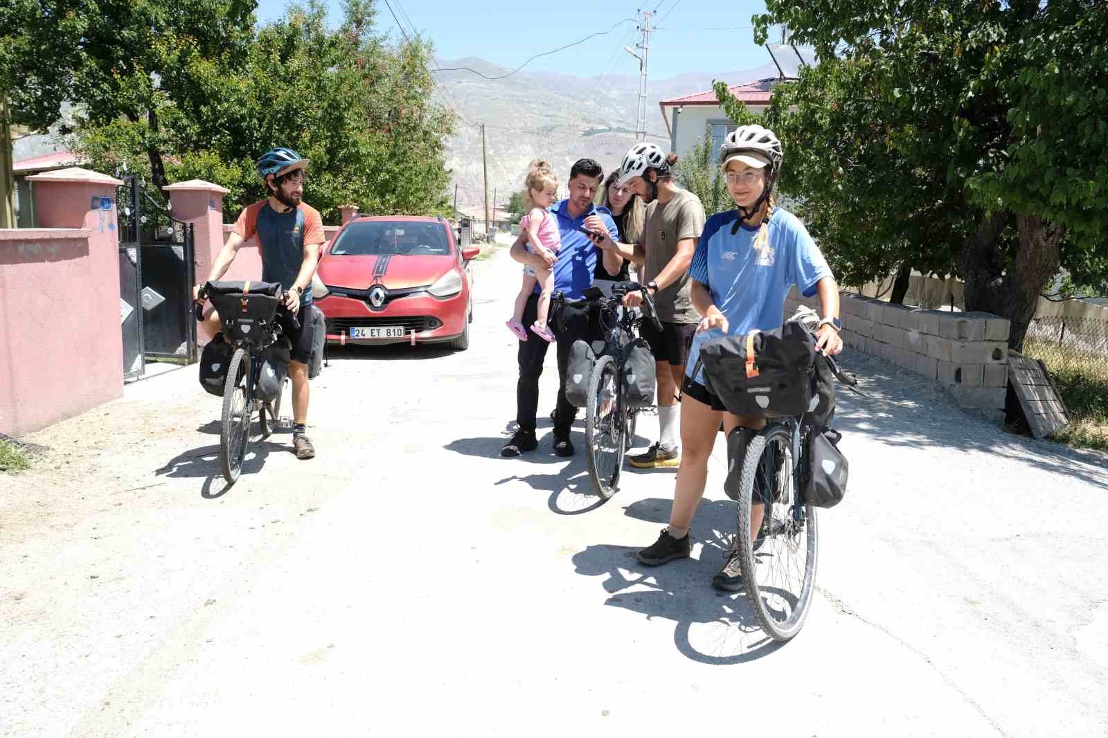 Fransa’dan Pedal Çevirdiler, 70 Gün Sonra Erzincan’a Ulaştılar!