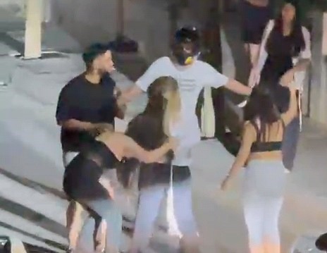 Genç Kızların Saç Saça Kavgası Kamerada