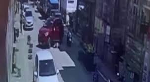 Otomobil mobilya mağazasına daldı, facia ucuz atlatıldı