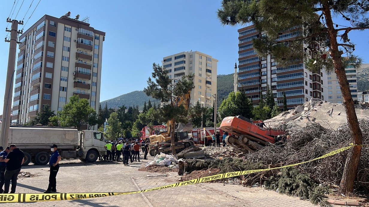 Kahramanmaraş’ta bina yıkımında göçük!