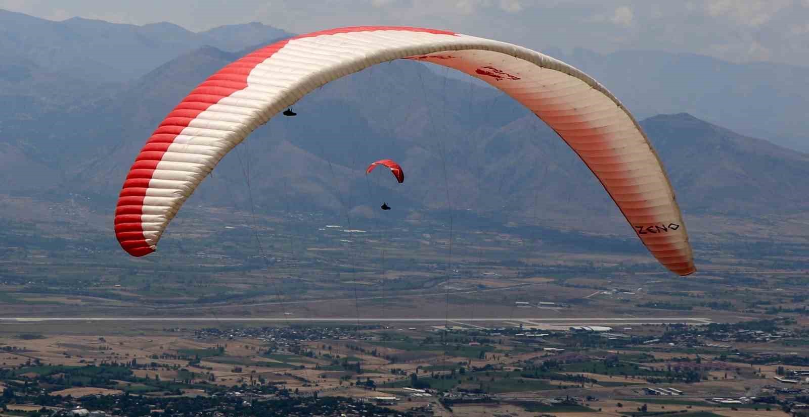 Gökyüzünde sürpriz evlilik teklifi