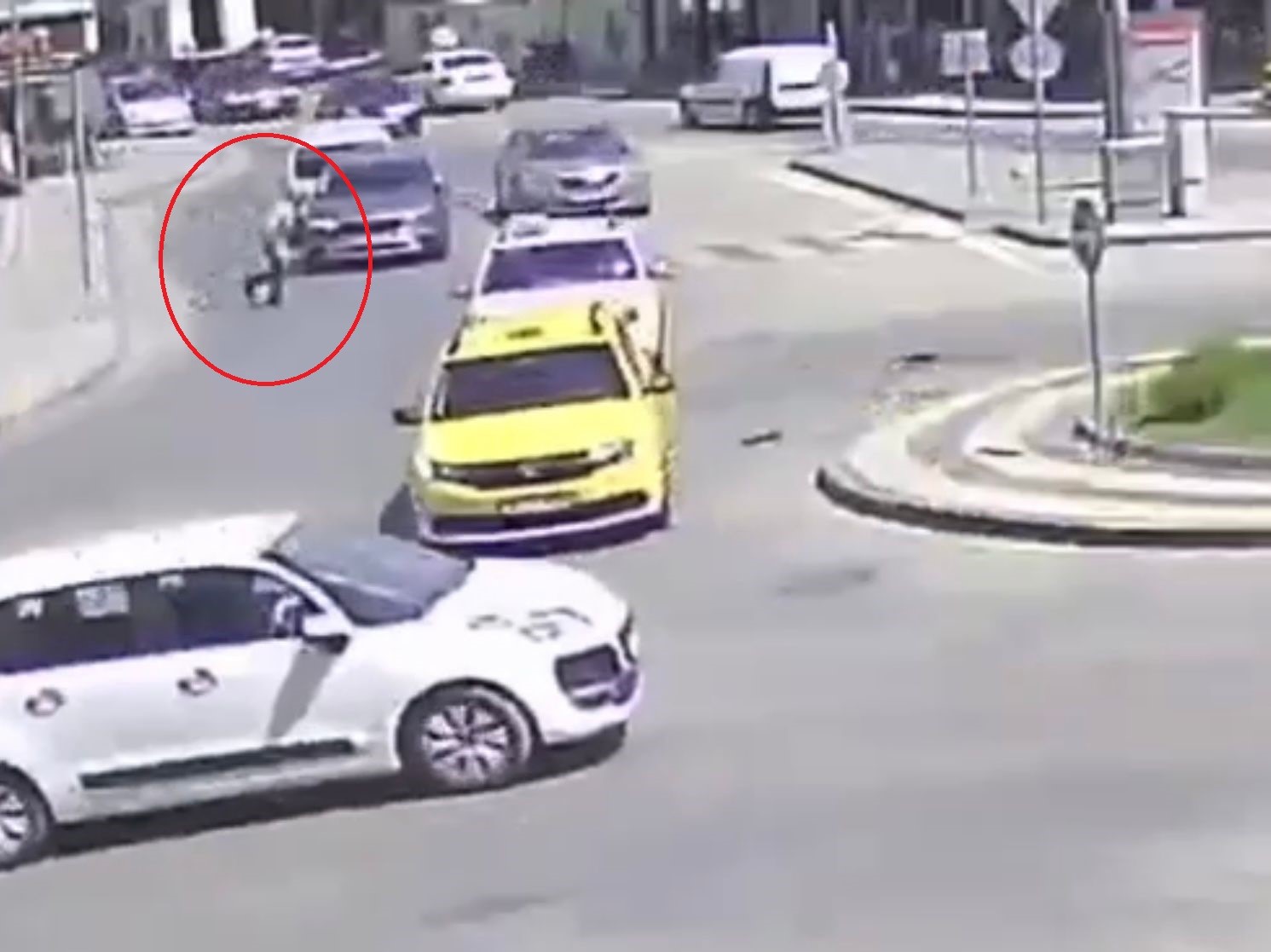 Görenleri Şoke Eden Kaza: Otomobilin Çarptığı Yaya Yoluna Devam Etti