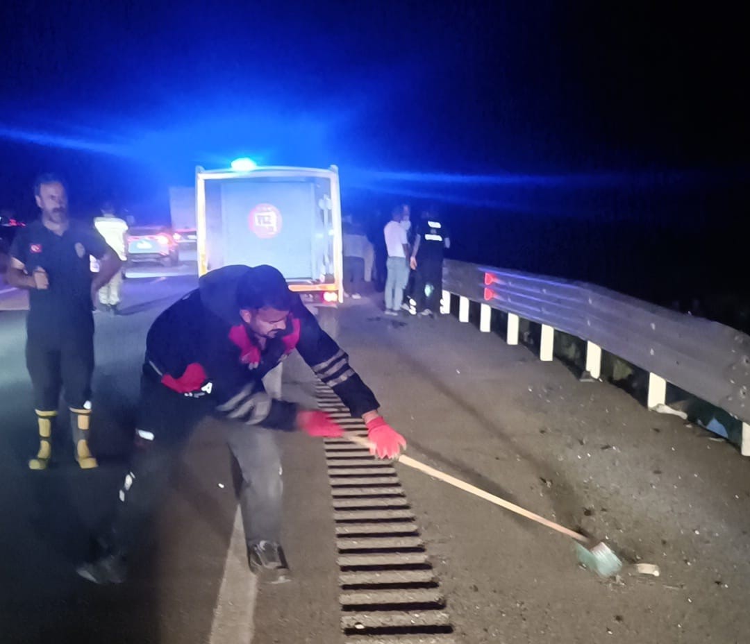 Gürpınar-Başkale Yolunda Kaza: 4 Kişi Hastaneye Kaldırıldı