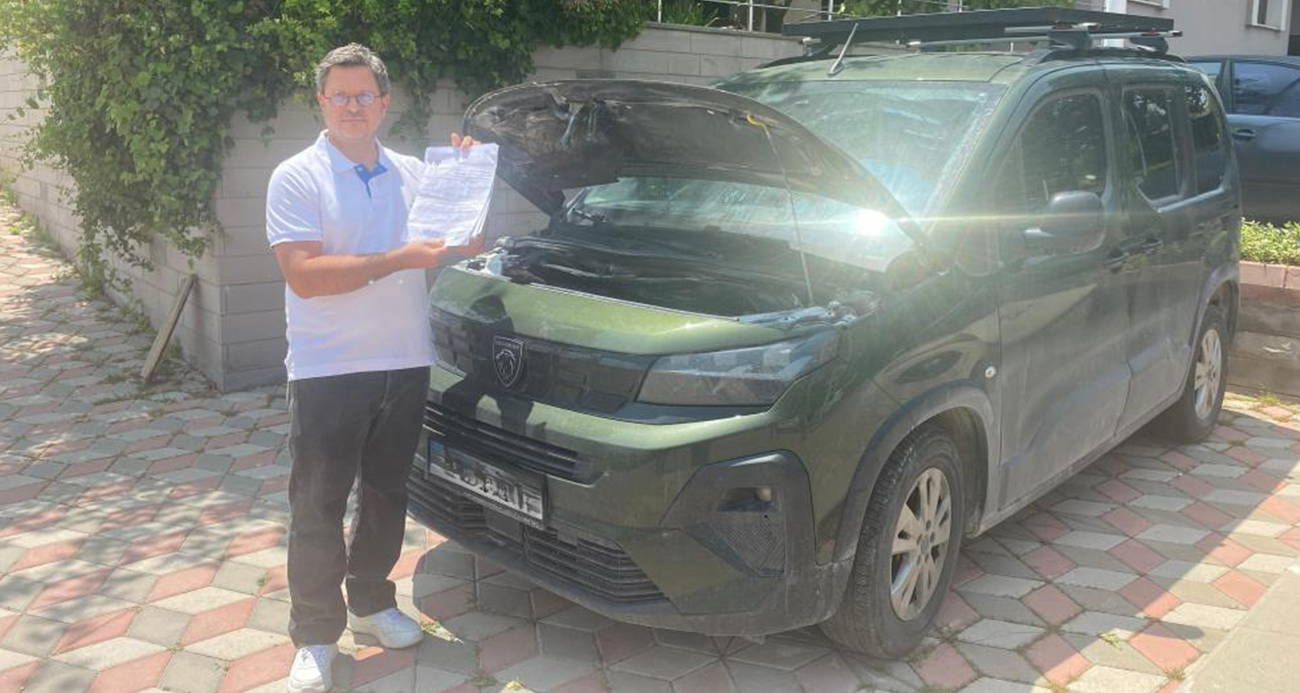 Yeni aldığı Peugeot marka arabası önce 4 kere servise girdi sonra otoparkta alev aldı