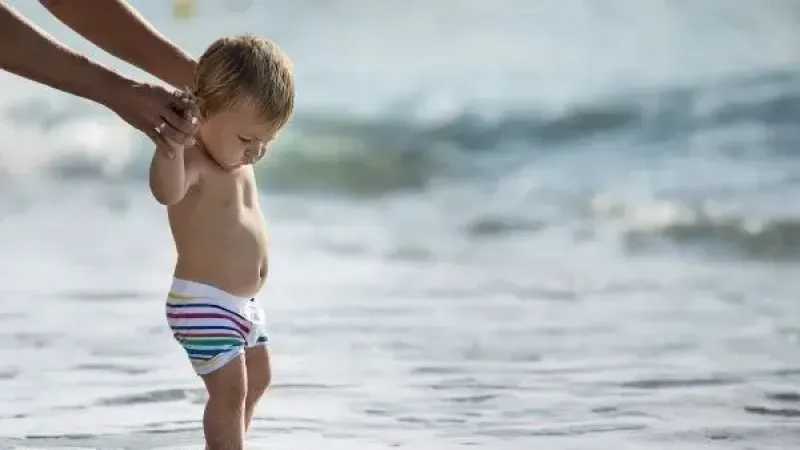 Ebeveynleri dikkatine: 6 aydan küçük bebeğinizi denize sokmayın!