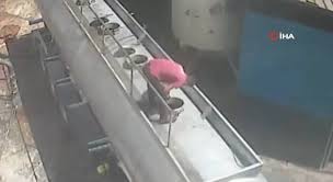 Ağzında sigara ile açtığı tanker kapağı bomba gibi patladı